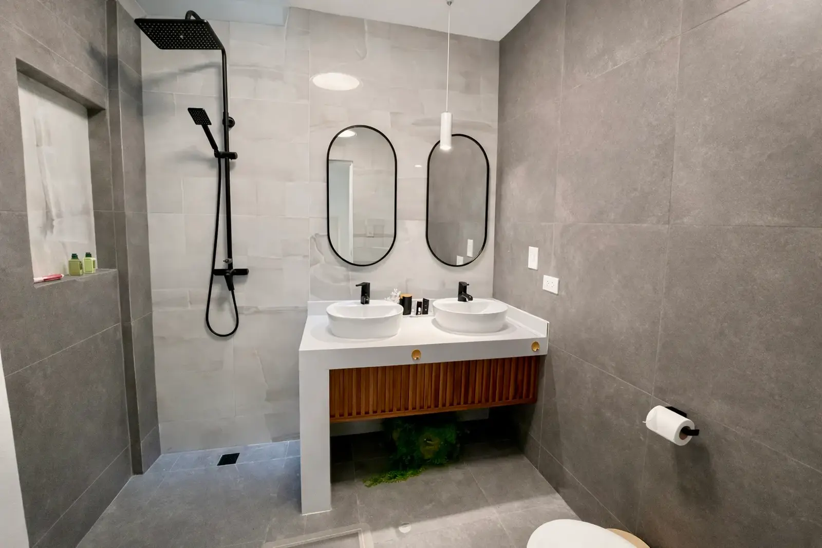 Baño con ducha tipo lluvia planta baja – Casa Chocaya