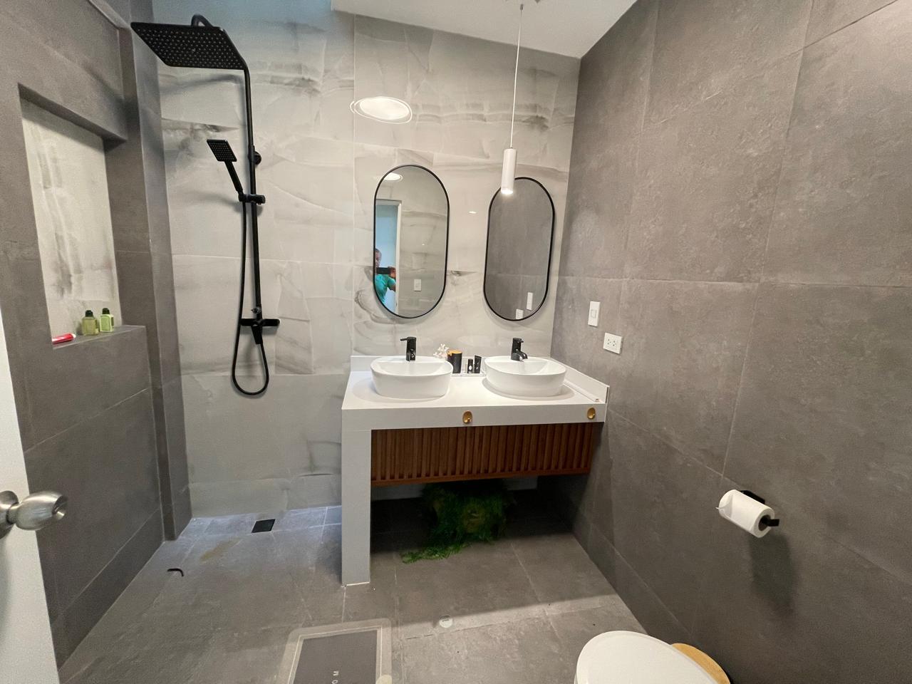 Baño con ducha tipo lluvia planta baja – Casa Chocaya