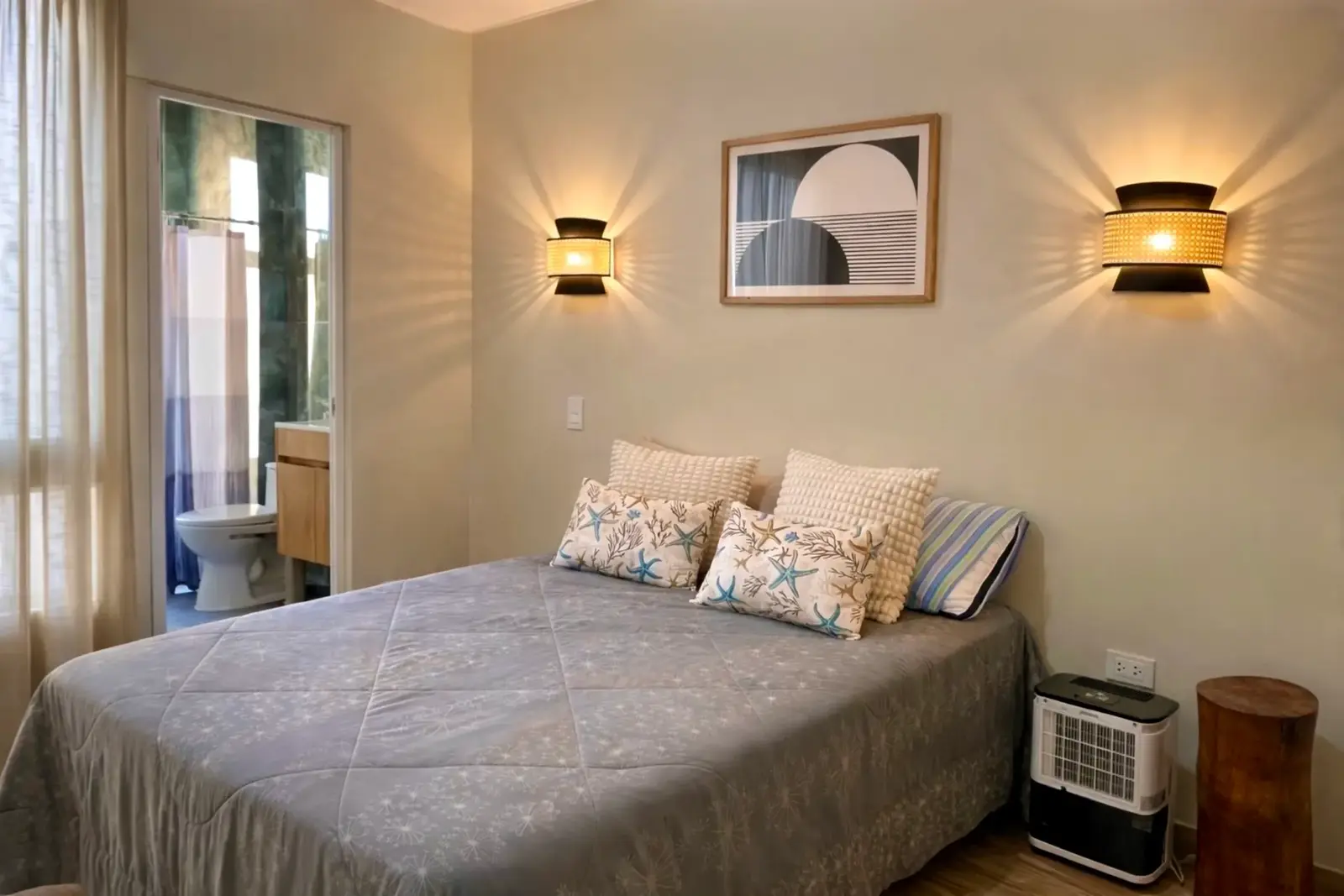 Dormitorio principal con baño incorporado – casa playa Asia Lima