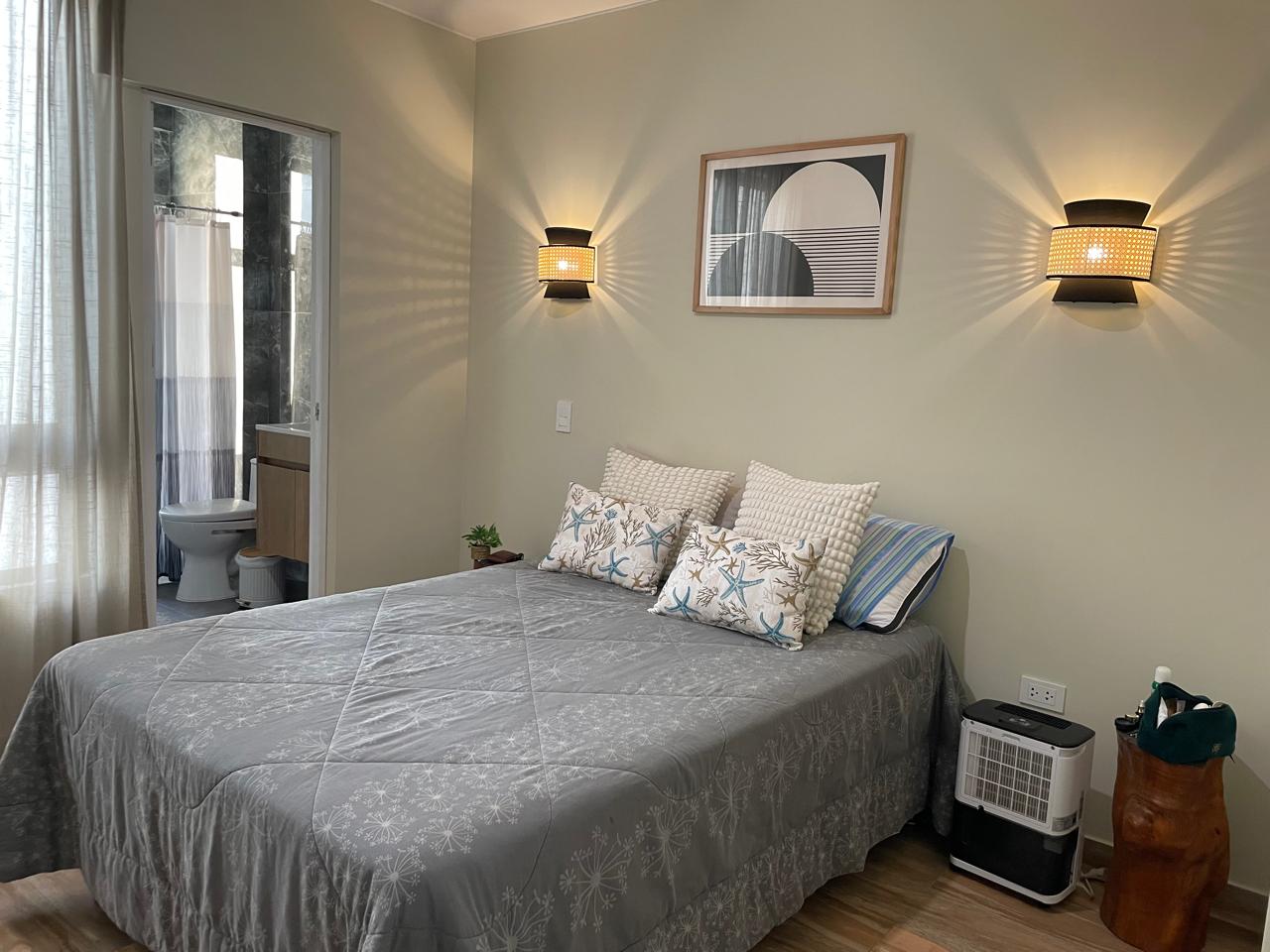 Dormitorio principal con baño incorporado – casa playa Asia Lima
