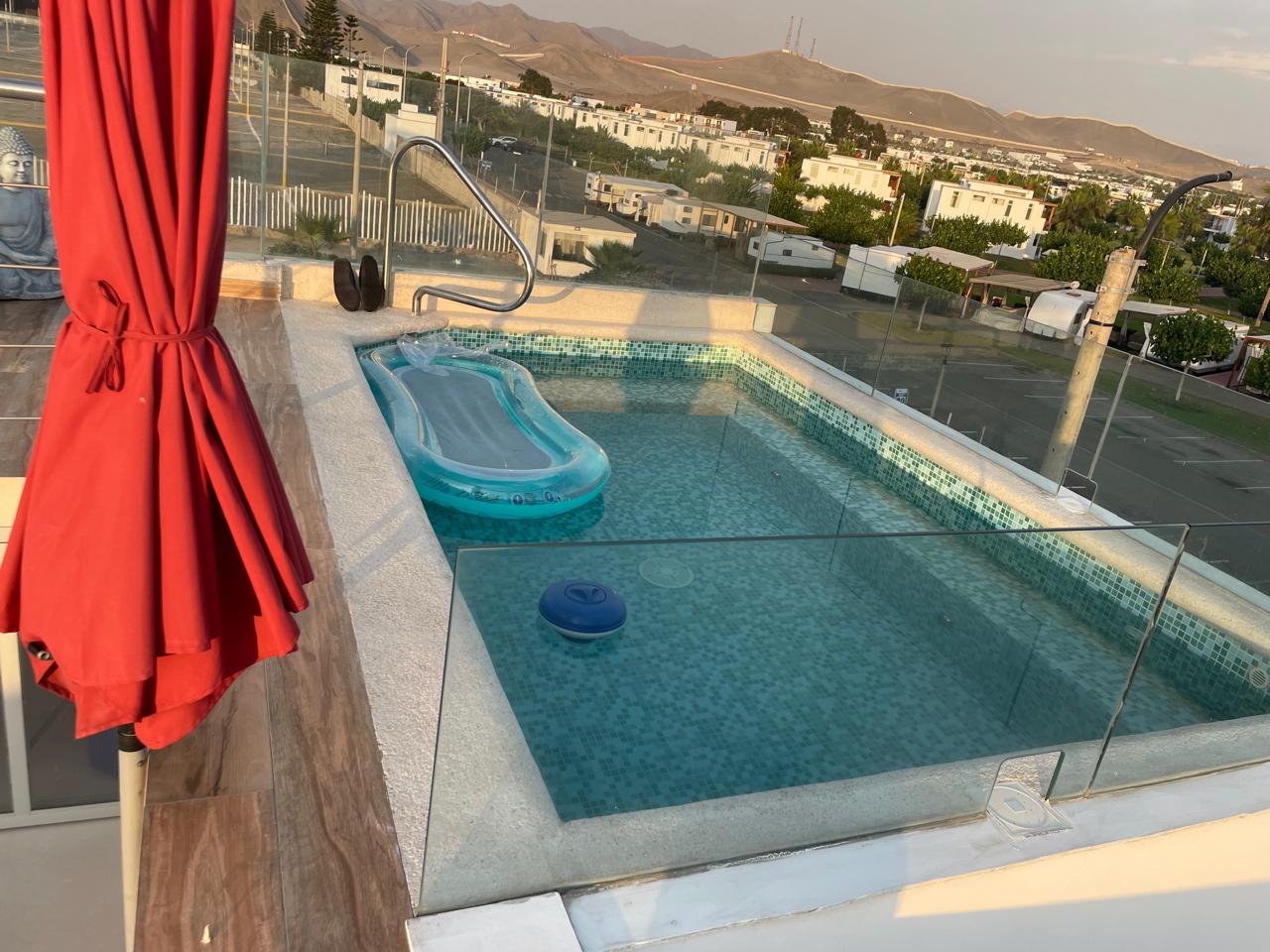 Piscina privada con vista al Pacífico – alquiler casa playa Lima